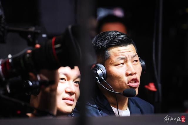 张铁泉,宋亚东,闫晓楠等ufc选手坐在场边观赛,李景亮在场边担任赛事