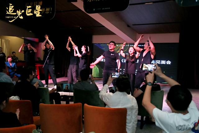 作品获"荷花奖",田汉戏剧奖等荣誉的潘乃奇担任总导演和总编剧,前黑豹