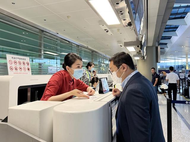 首批旅客正在办理登机.图片来源/中国东航