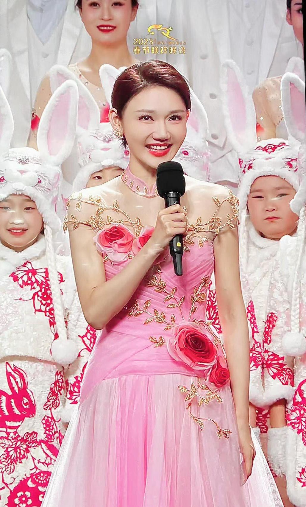 新年钟声敲响时,龙洋向全国人民送上春天的祝福.