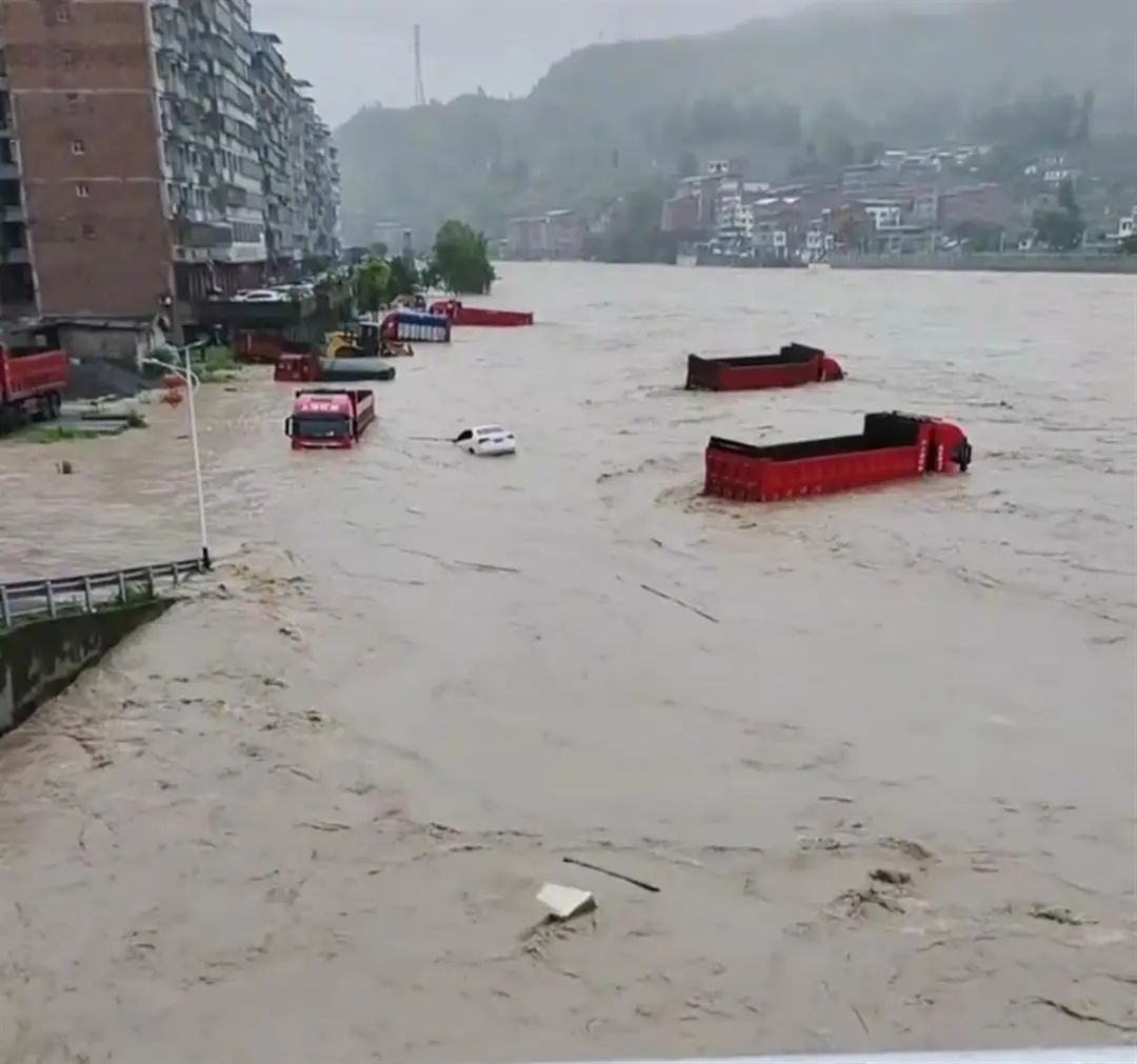 暴雨致四川达州河水暴涨,大货车被淹小车被冲走……|暴雨_新浪财经