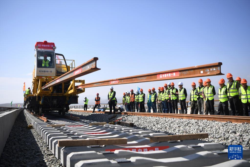 这是5月26日拍摄的中铁一局兰张三四线铁路下河东特大桥铺轨作业现场.