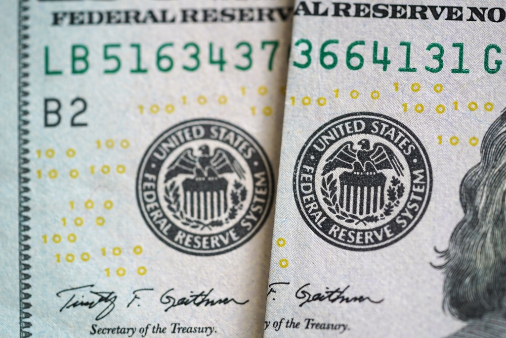 这是2020年3月23日在美国华盛顿拍摄的美元纸币。新华社记者刘杰摄