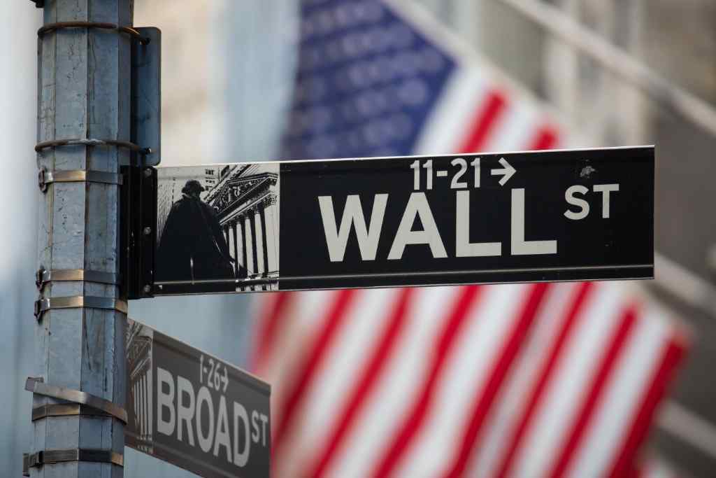 这是2022年1月18日在美国纽约证券交易所外拍摄的华尔街路牌。新华社发（郭克摄）
