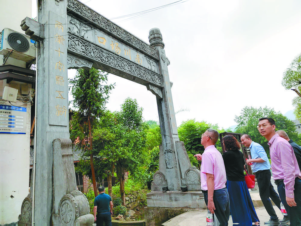 作家们参观南川场口，追寻丰盛古镇的历史。