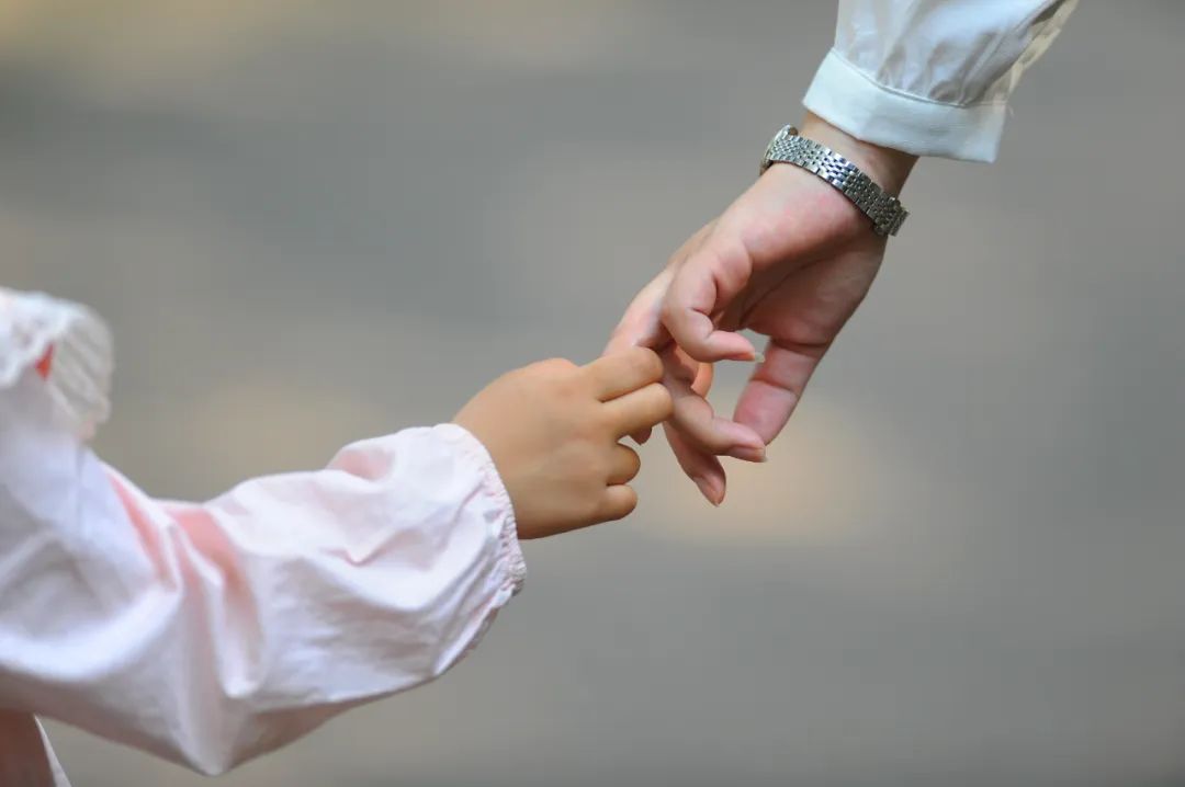 母亲和女儿牵手而行.&nbsp;李志军摄(新华社)