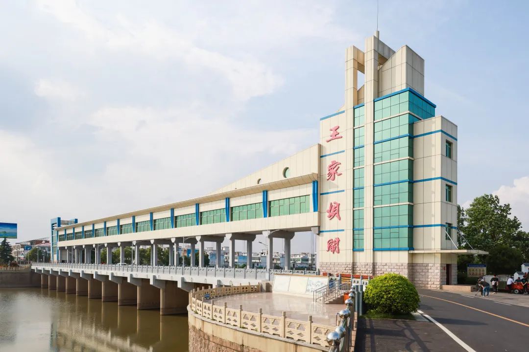 王家坝闸,地处河南与安徽两省三县三河交汇处.
