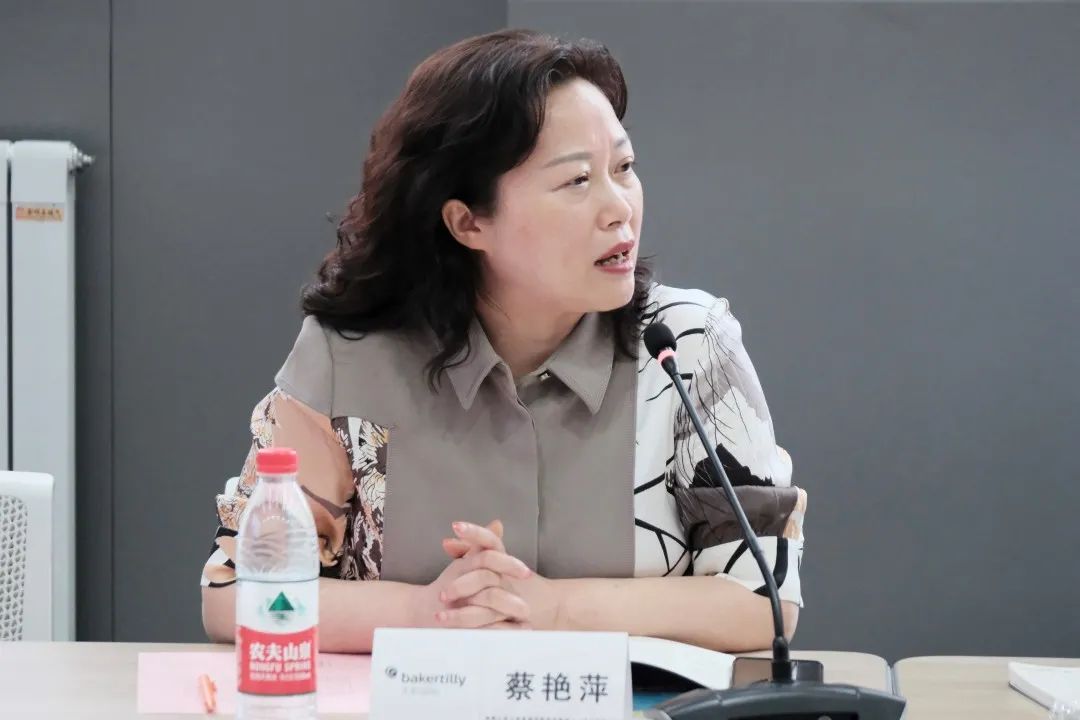 天职国际人才发展中心王珏,贾斌分别向工商管理学院的老师及北京校友