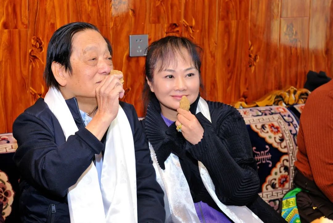 韩美林周建萍夫妇品尝青稞做的糌粑