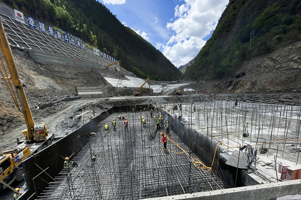 图为绰斯甲水电站大坝浇筑施工现场