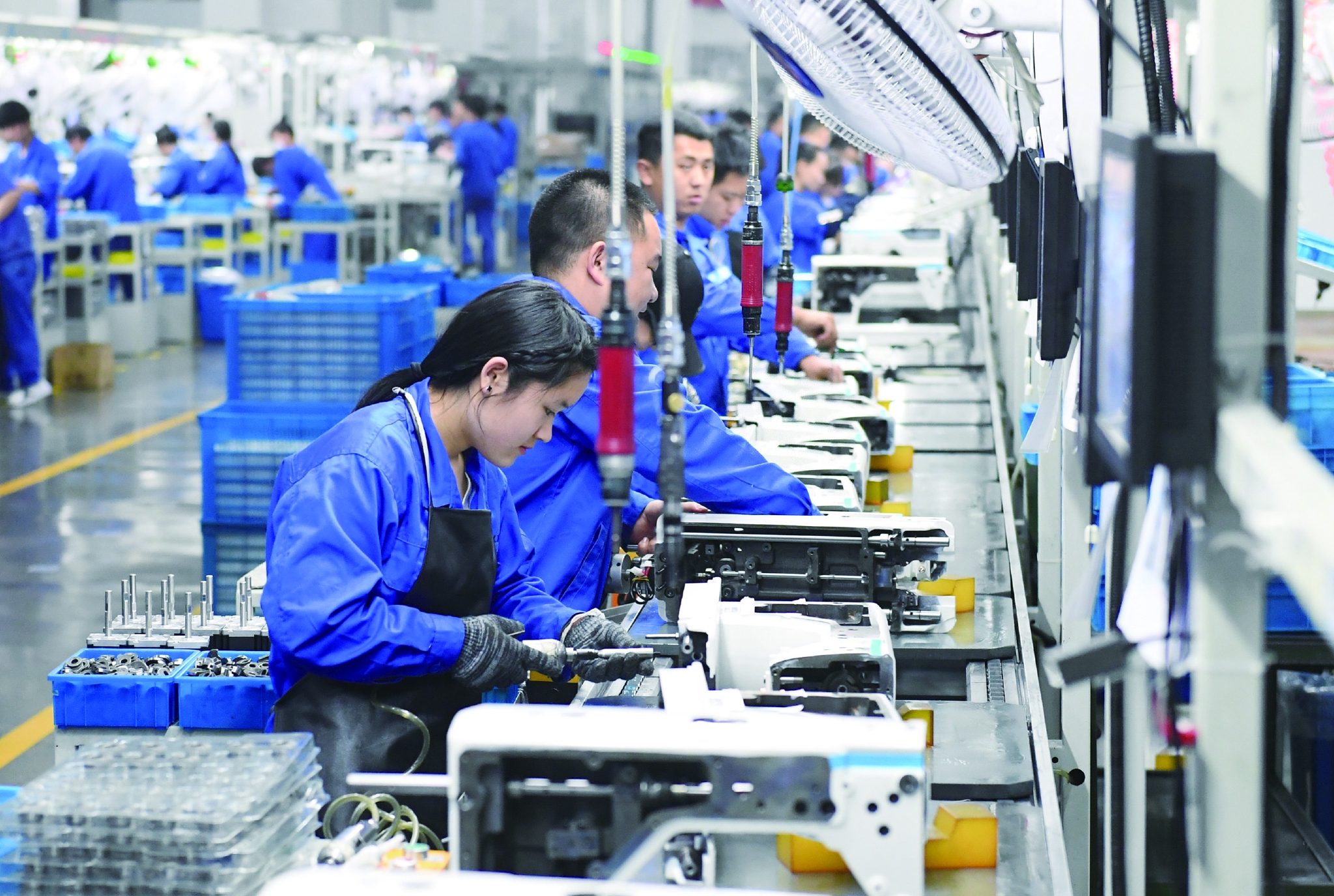 在位于台州市的杰克科技股份有限公司,工作人员在装配车间装配缝纫 