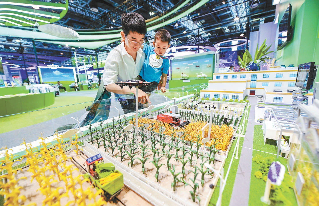 绿色双碳展区,现场摆放了农业育种云平台模型,展示未来科技农业的发展