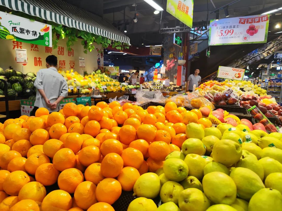 市民在超市选购新鲜水果.陈婵 摄