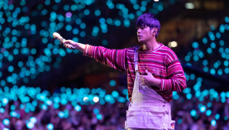 (周杰伦演唱会现场图与歌迷互动 资料来源:网络)