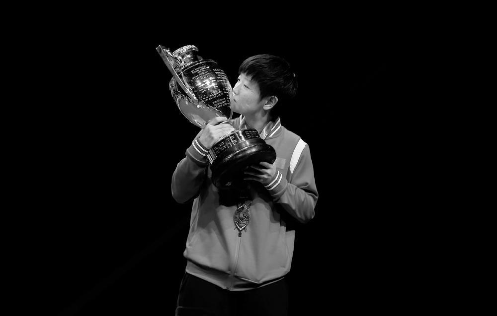 图为孙颖莎在颁奖仪式上亲吻奖杯.  新华社发