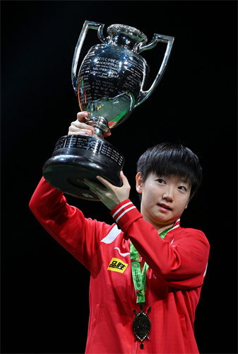 图说:孙颖莎成为首位00后世乒赛女单冠军 新华社图(下同)