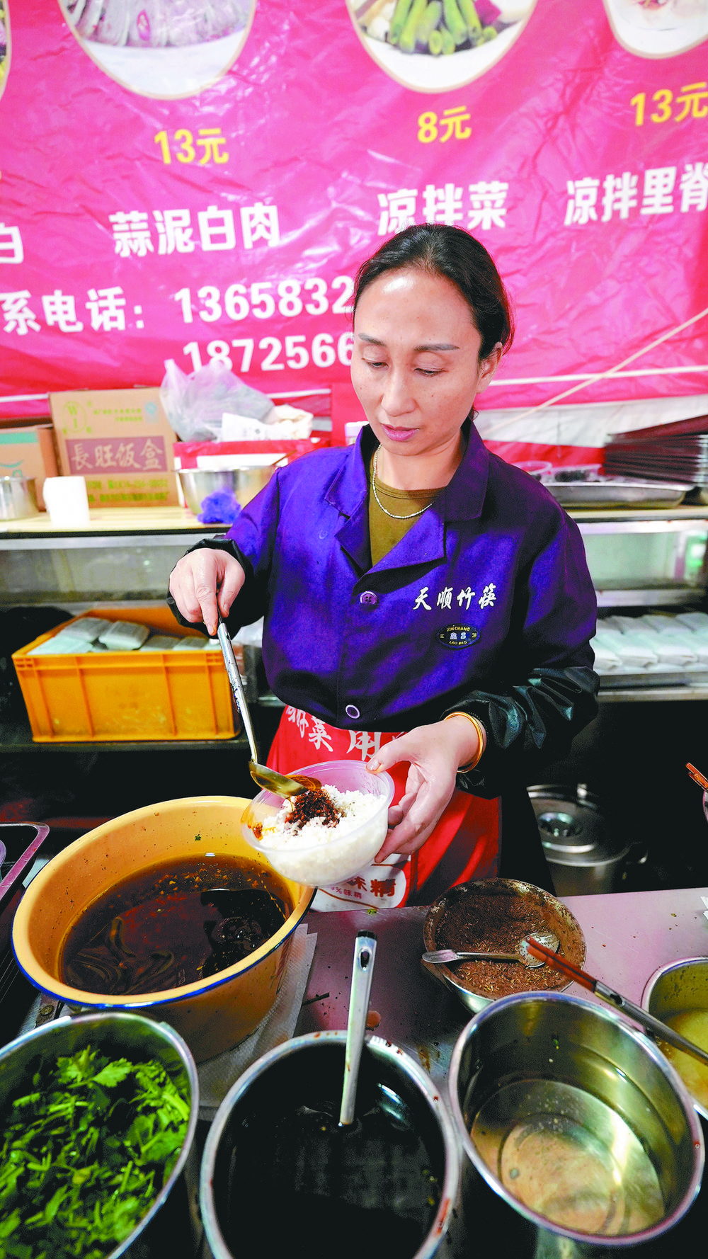 李祥伟正在制作佐料饭