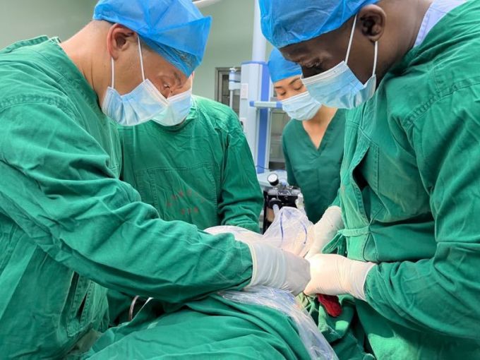 庞杰(左)在手术台上