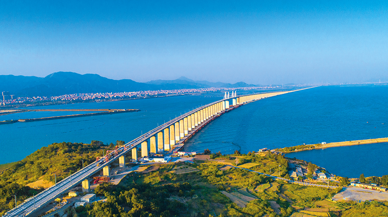福厦高铁湄洲湾跨海大桥(2022 年 4 月 9 日摄) 古建敖摄