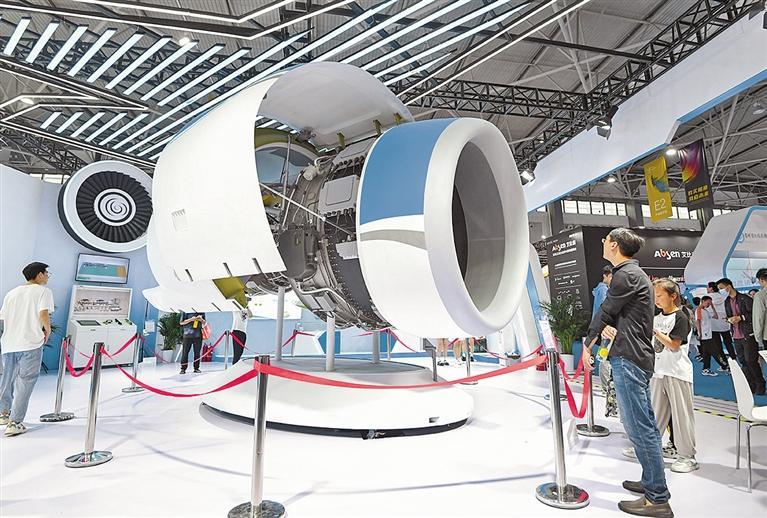 5月27日,观众在产业数字馆中国航发展厅参观飞机发动机.