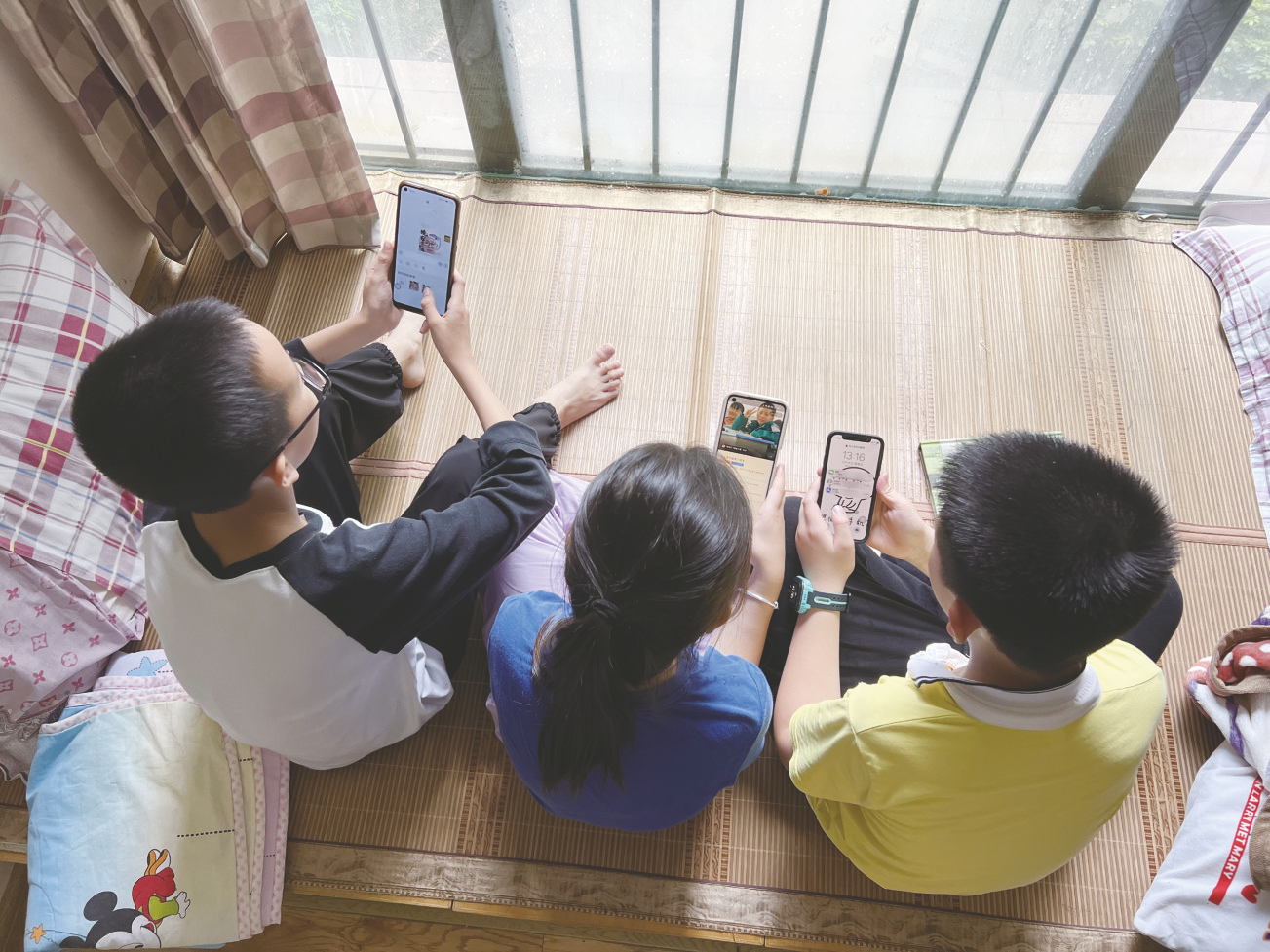 孩子沉迷手机 家长应言传身教多给予陪伴|幼儿园_新浪财经_新浪网