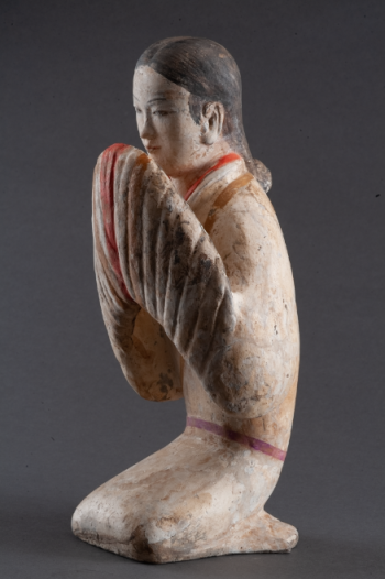 西汉塑衣式彩绘拱手跽坐女俑