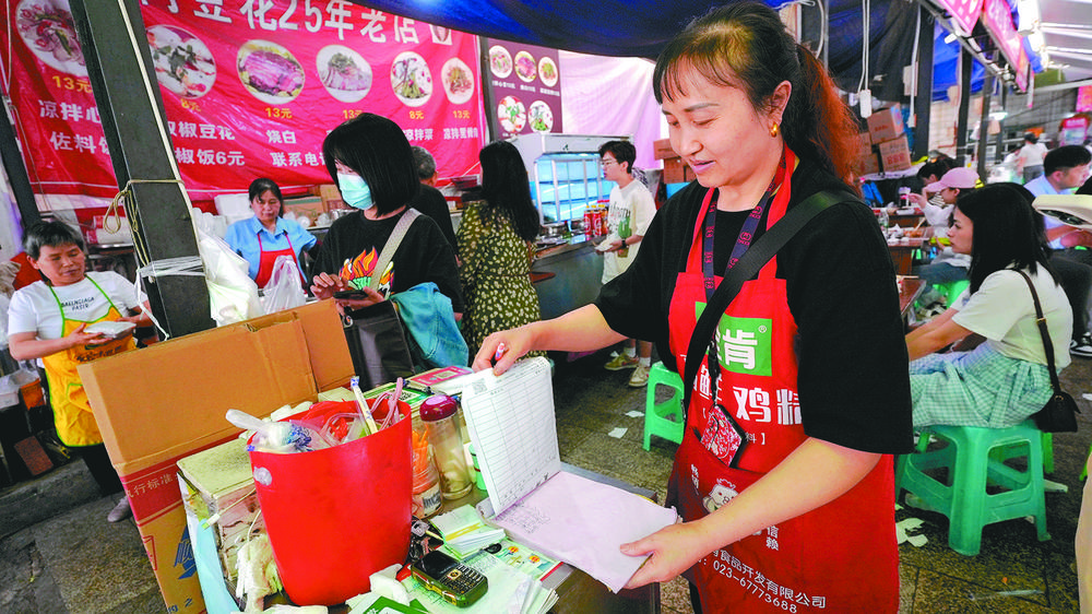 李小平展示记录送餐的笔记本