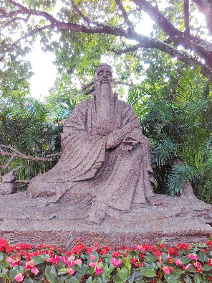 罗浮山葛洪博物馆前的葛洪雕像.