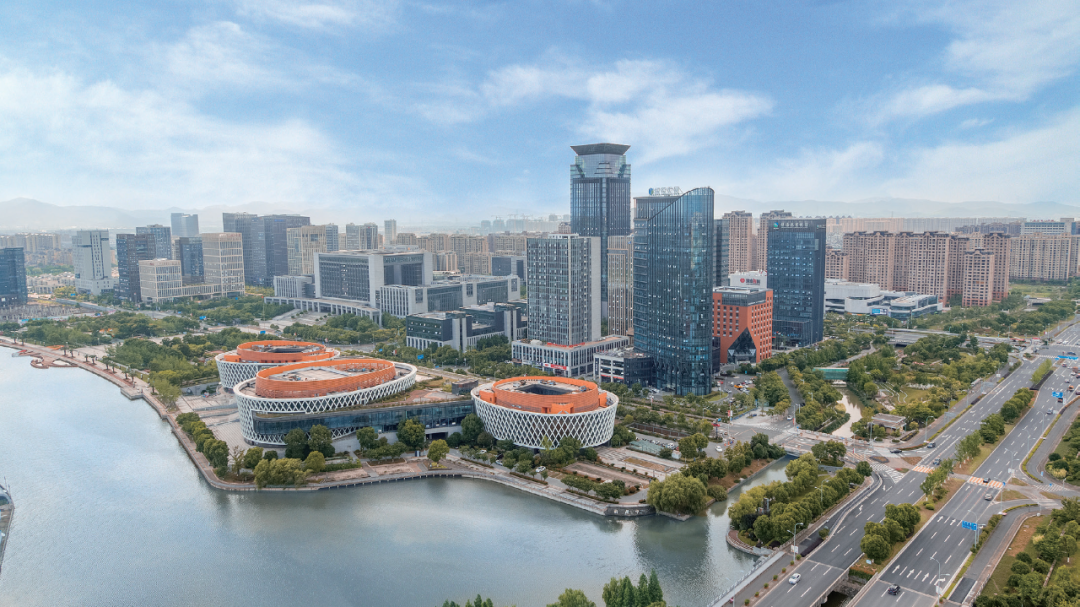 联动骆驼箭港湖中心,庄市同心湖中心,贵驷文胜湖中心,共同打造镇海区
