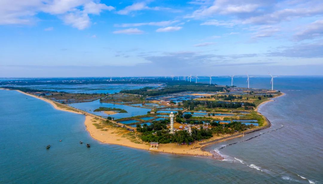 蓝天白云下的角尾灯塔和合水线.郭龙碧 摄