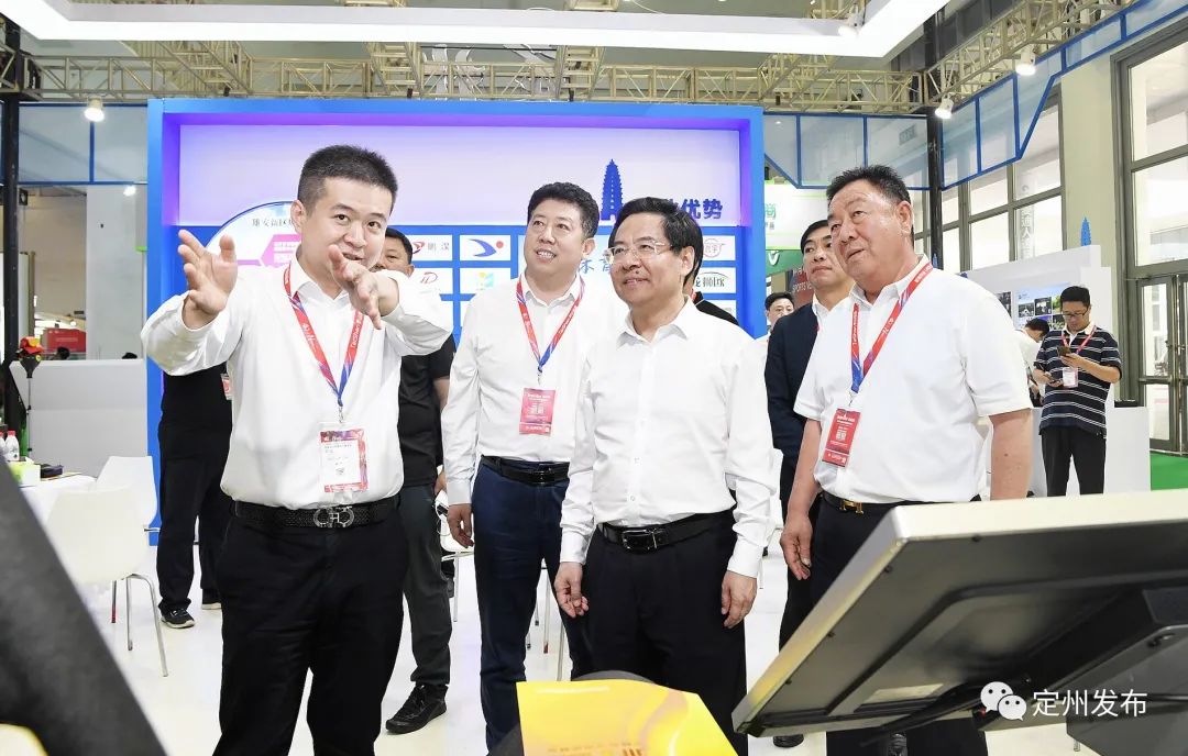 定州市委书记张涛一行在中国体博会上.白永民摄