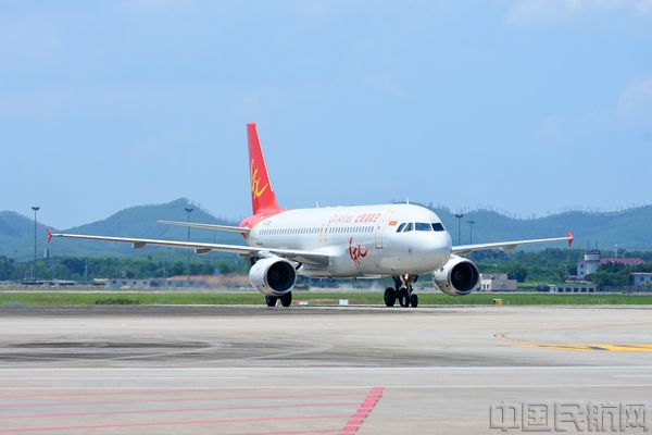 b-32dd空客a320客机抵达南宁吴圩国际机场