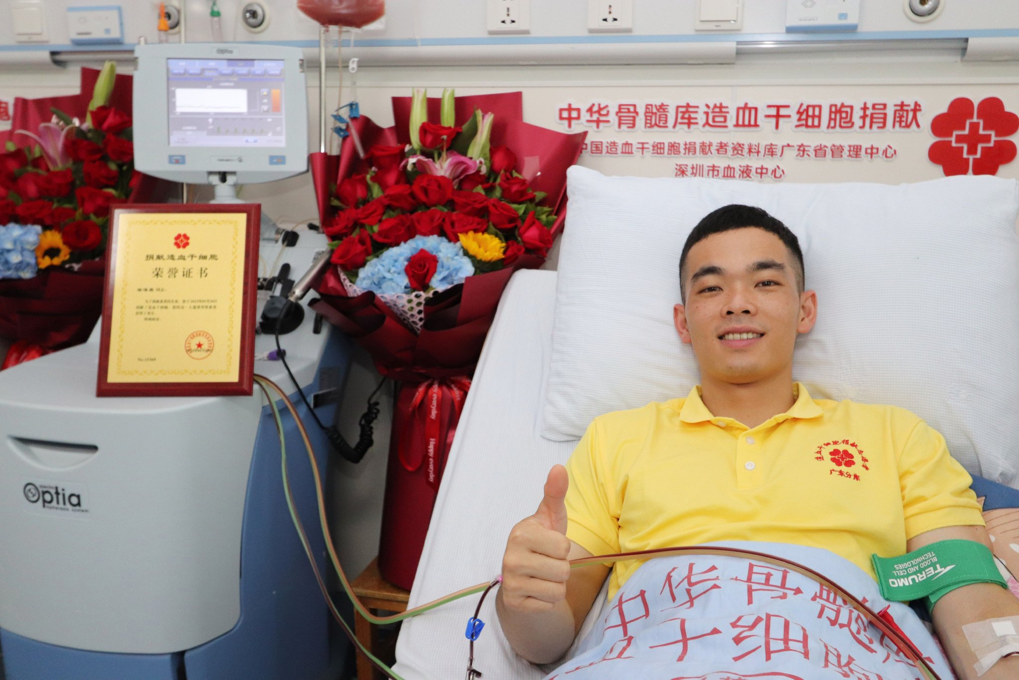 武警小梁正在采集造血干细胞.&nbsp;深圳市血液中心供图