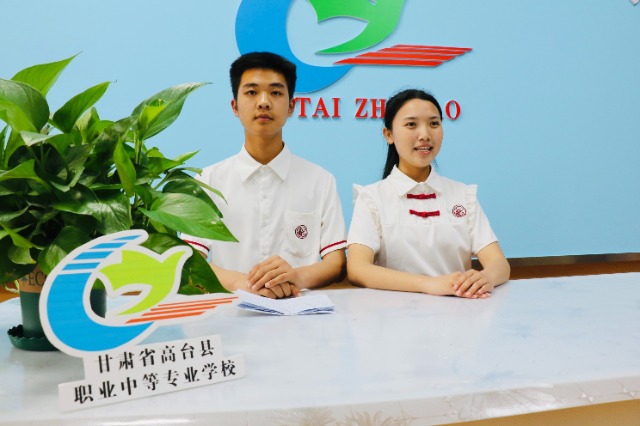 学生录制党的二十大精神宣传微视频&nbsp; 郑芃生 摄