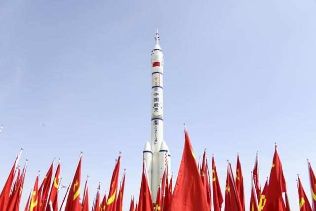 酒泉卫星发射中心,整装待发的长征二号f运载火箭.邓烨晨 摄