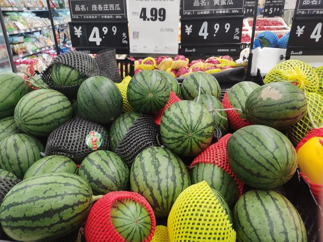 5月30日,永辉超市搜秀城店在售的各类西瓜. 新京报记者 刘欢 摄