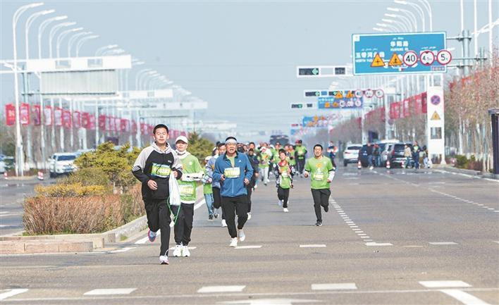 十师北屯市举办2023年首届马拉松精英赛，图为参赛选手在比赛中竞技（摄于5月2日）。兵团日报全媒体记者 陈洋 摄