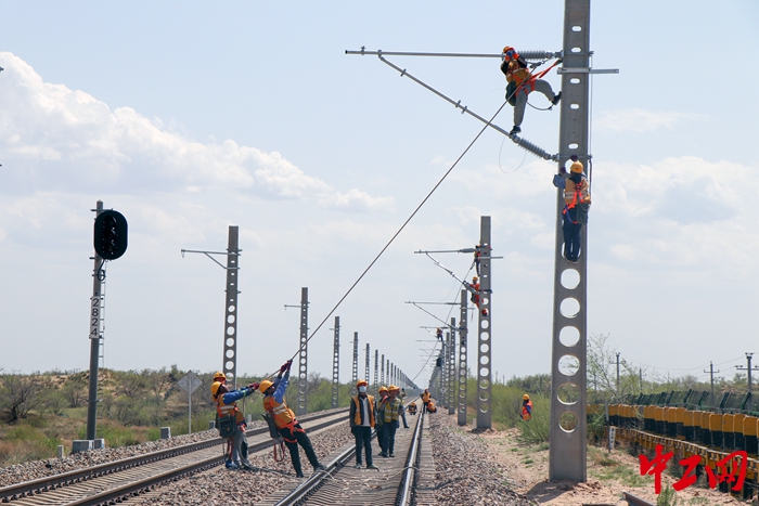 锡林郭勒盟境内太锡铁路桑根达来北至乌日图区间进行接触网腕臂安装