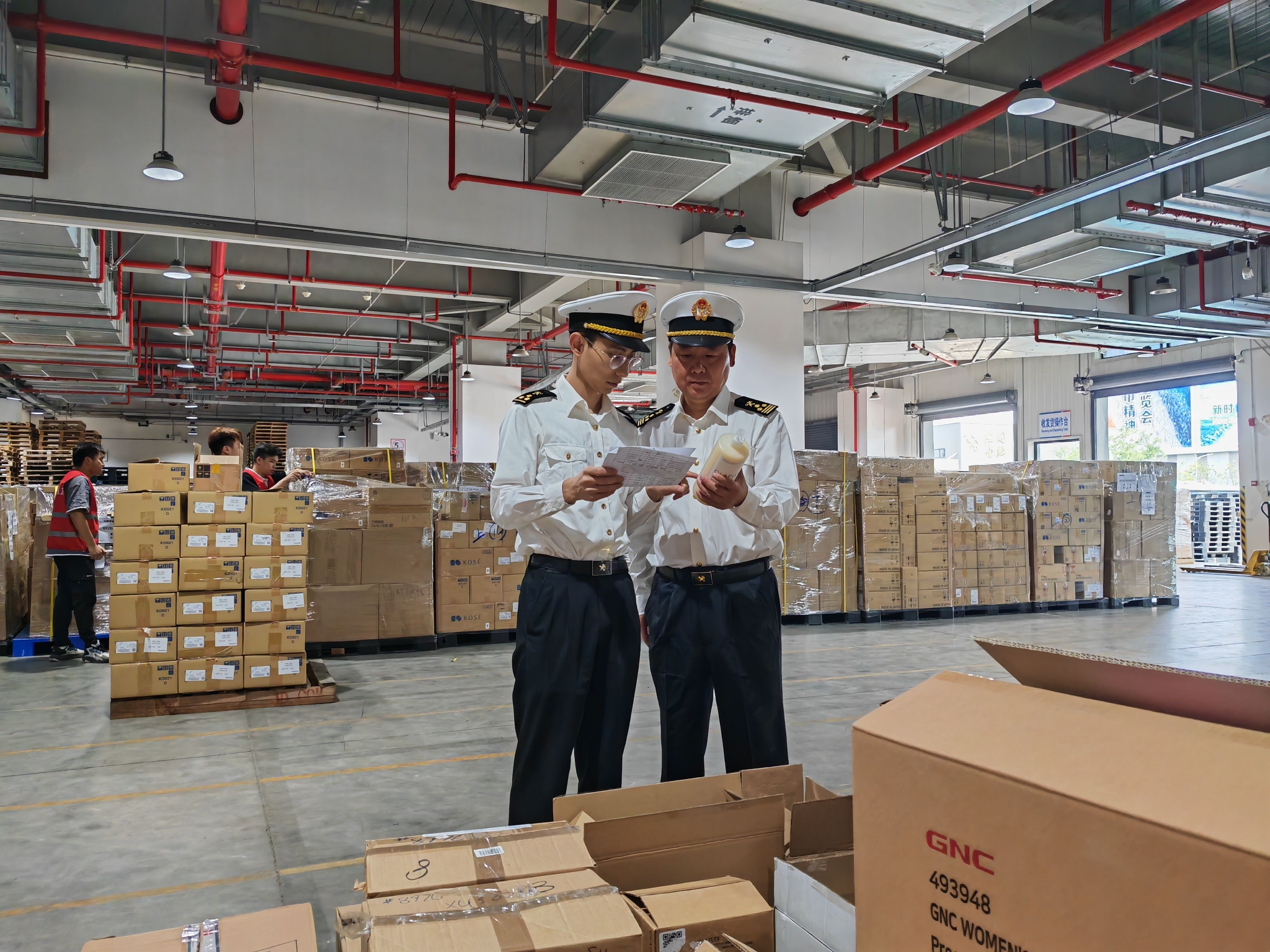 上海莘庄海关关员在虹桥商务区保税物流中心(b型)对跨境电商产品开展