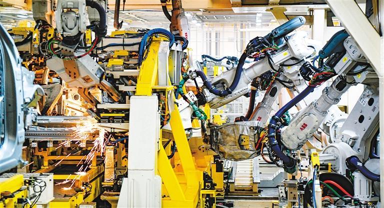 吉利汽车西安制造基地智能生产线.(记者 窦翊明 摄)