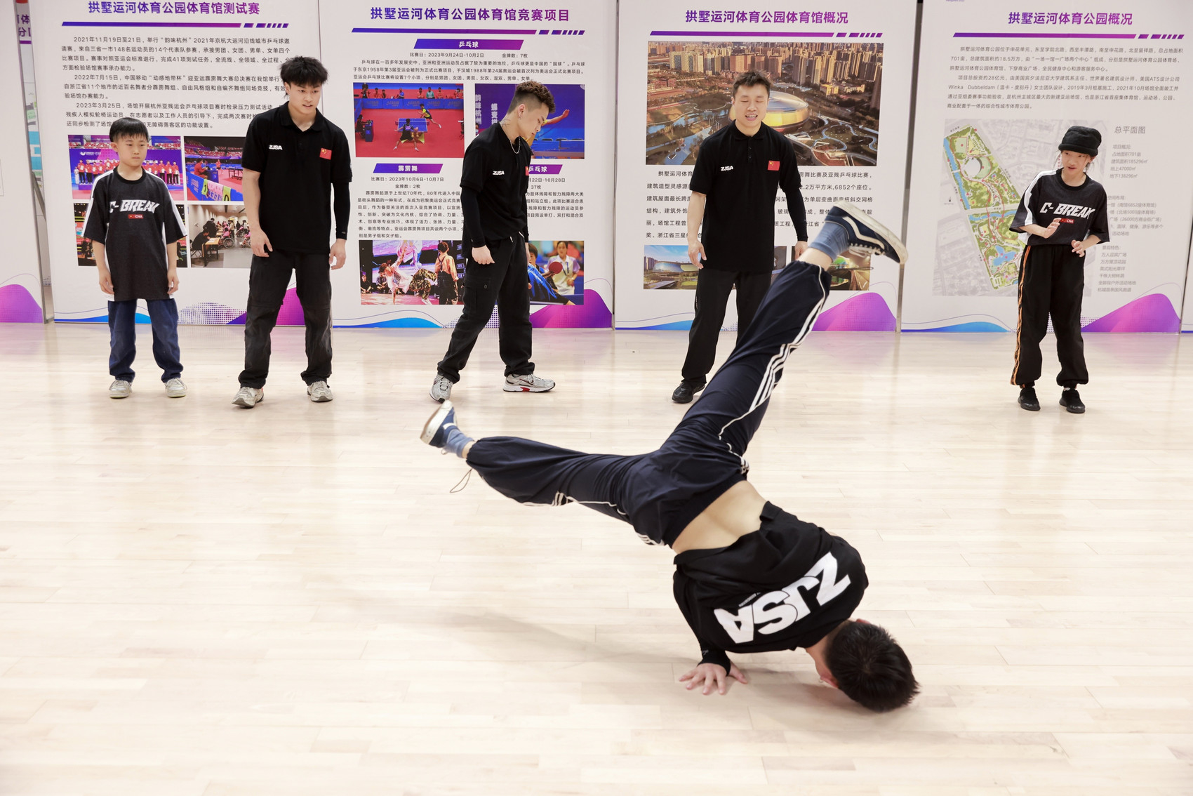 浙江省街舞运动协会的霹雳舞运动员们现场表演(潮新闻 供图)