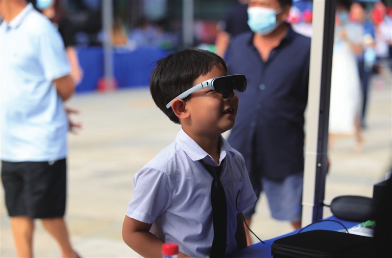 小朋友在体验vr眼镜.三亚日报记者 陈超全 摄