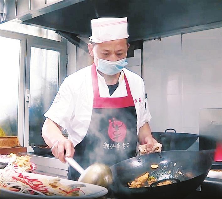 北屯市“老渔翁”食府厨师将做好的鱼装盘（资料图片）。兵团广播电视台 提供