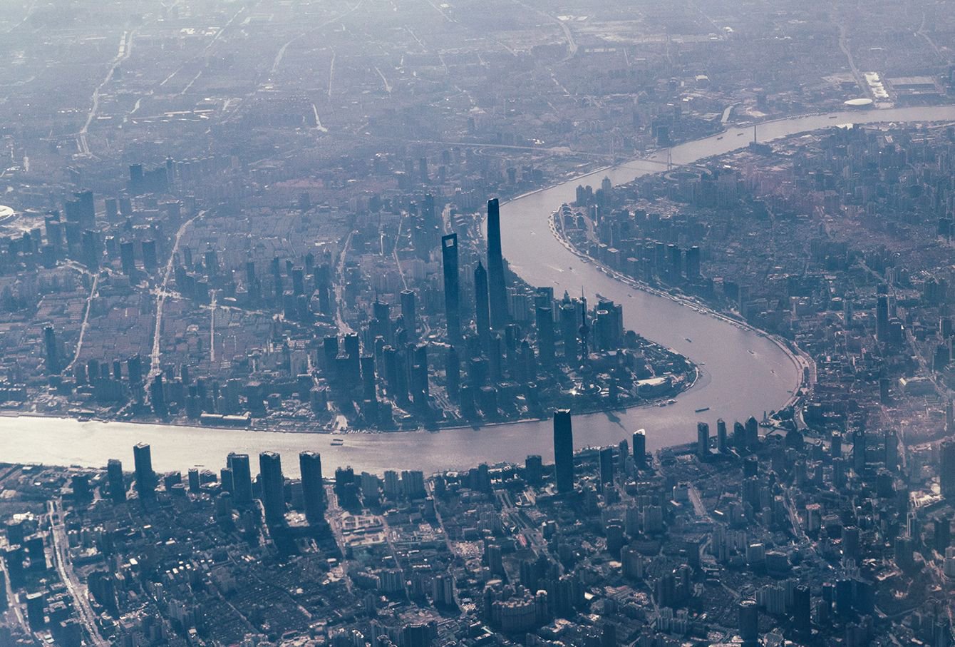 鸟瞰上海,黄浦江穿过上海城区(图片来源:每经记者 张建摄)