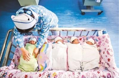 图为5月12日，湖南省永州市蓝山县中心医院新生儿科，护士在护理新生儿。彭 华摄（人民视觉）