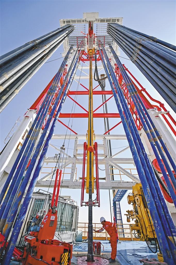 图为深地塔科1井,工程师在检查钻机运行状况.新华社记者 李响 摄