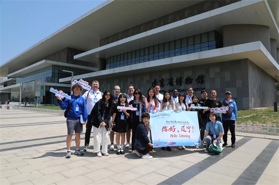 海外网红在辽宁省博物馆合影&nbsp;摄影&nbsp;李佩璇