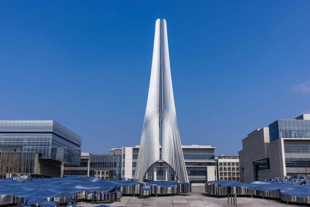 昆山杜克大学二期校园主入口南门的景观雕塑