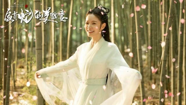 在古装爆剧《山河令》中饰演高小怜一角的金乐在剧中饰演青蛇竹青黛