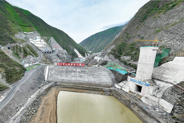 图为金川水电站施工现场